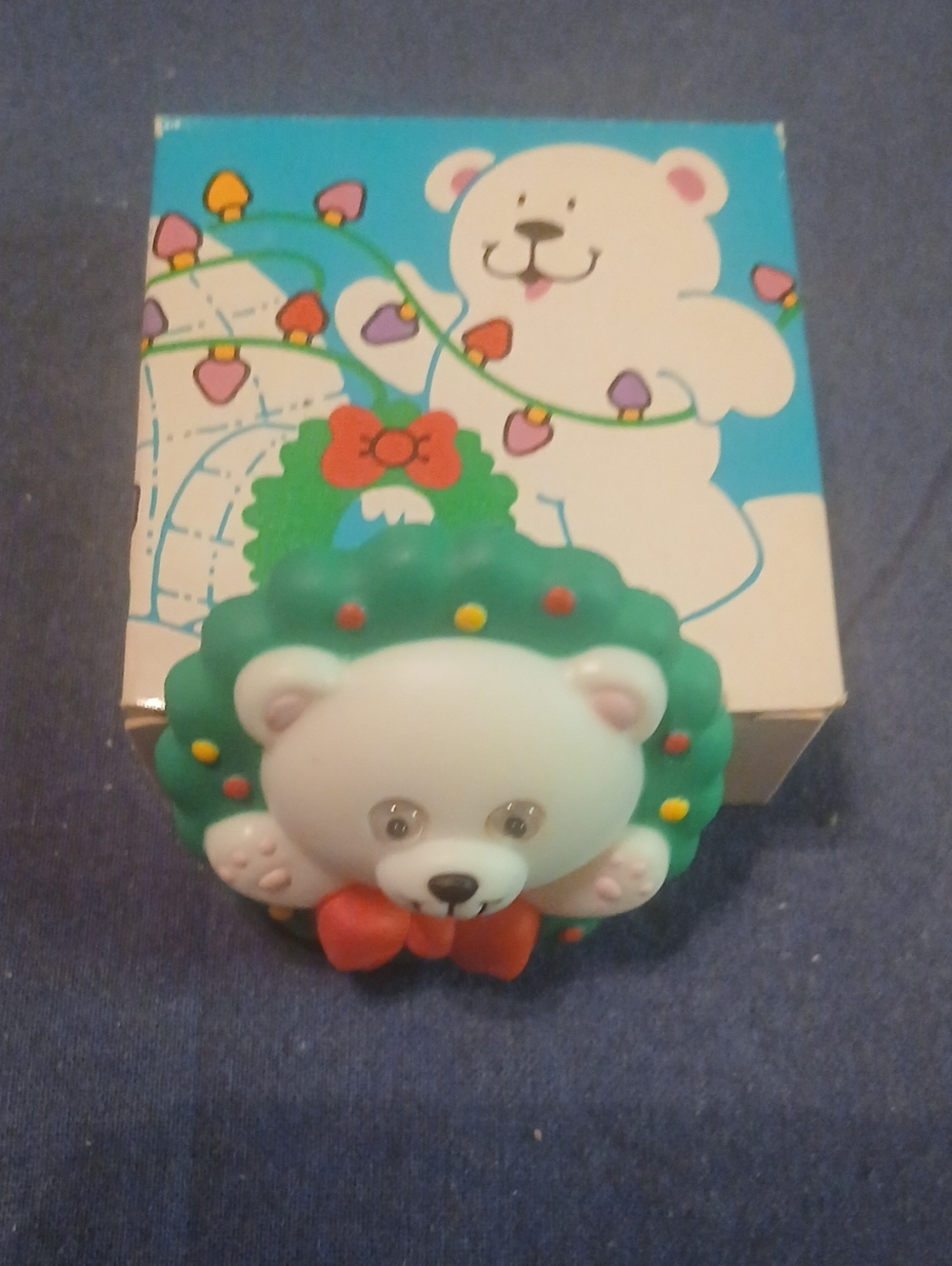 Avon White Bear Brooch with Green Wreath and Red Bow06/26 Home
